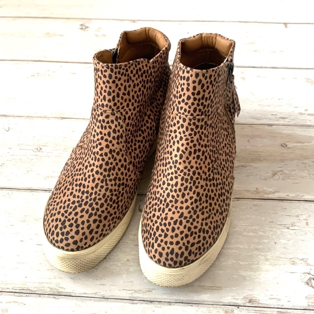 Women’s Size 6 Universal Thread Lifted Ankle Chelsea Boots Leopard Print Shoes
